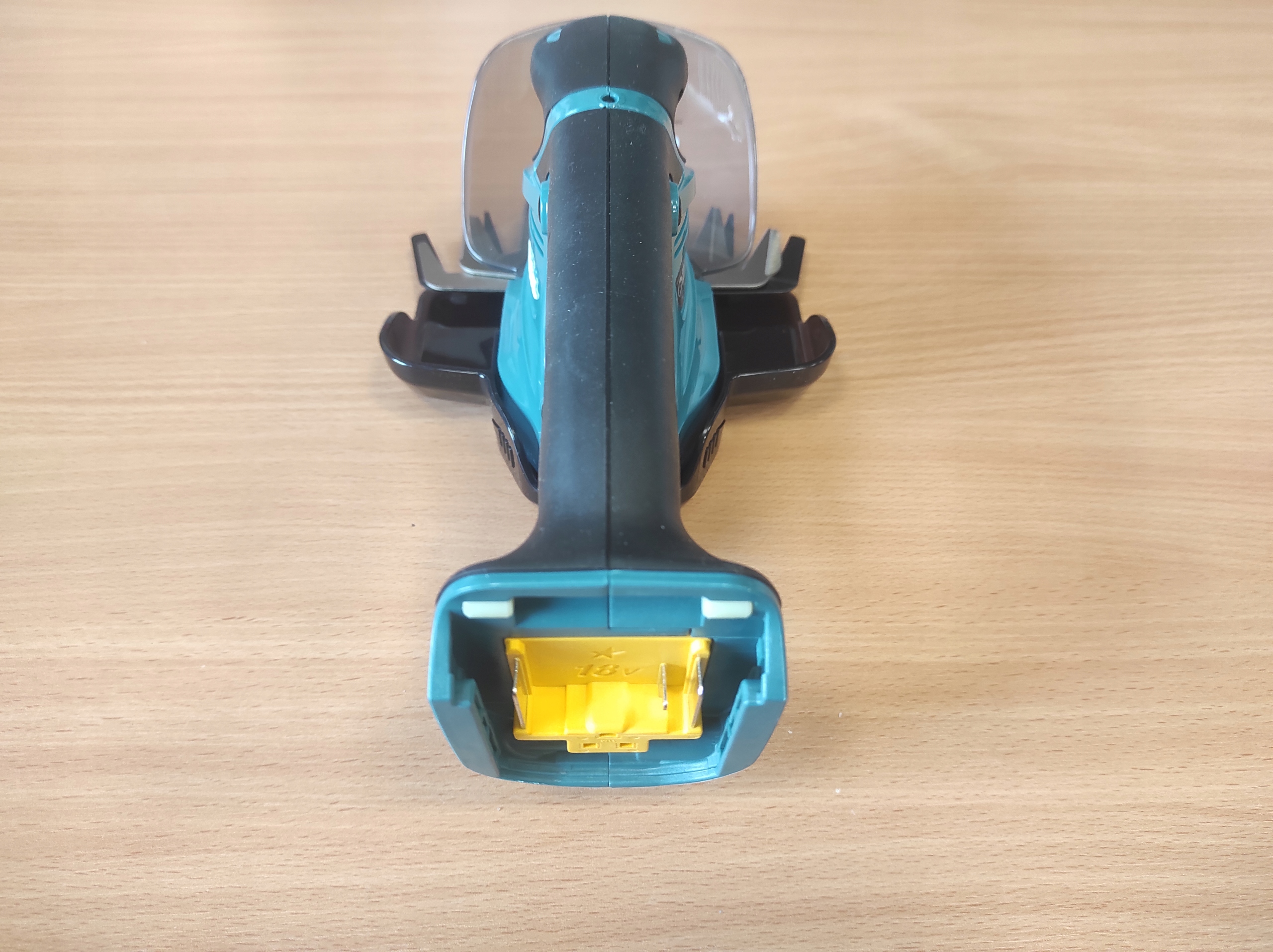 Nożyce AKU 18V do trawy/żywopłotu Makita DUM604ZX Waga produktu z opakowaniem jednostkowym 5 kg