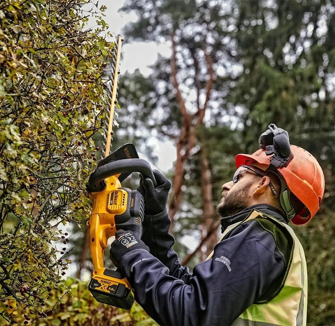 DeWalt DCMHT563N 18V XR Nożyce do żywopłotu akumulatorowe na baterie 55cm Zasilanie elektryczne akumulatorowe