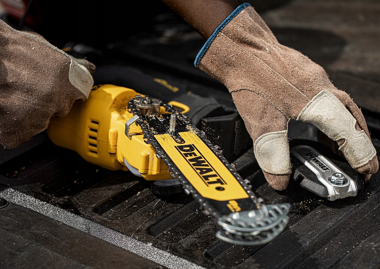 Piła łańcuchowa akumulatorowa gałęziowa 20cm 18V DeWALT DCMPS520N-QW Długość łańcucha 20 cm