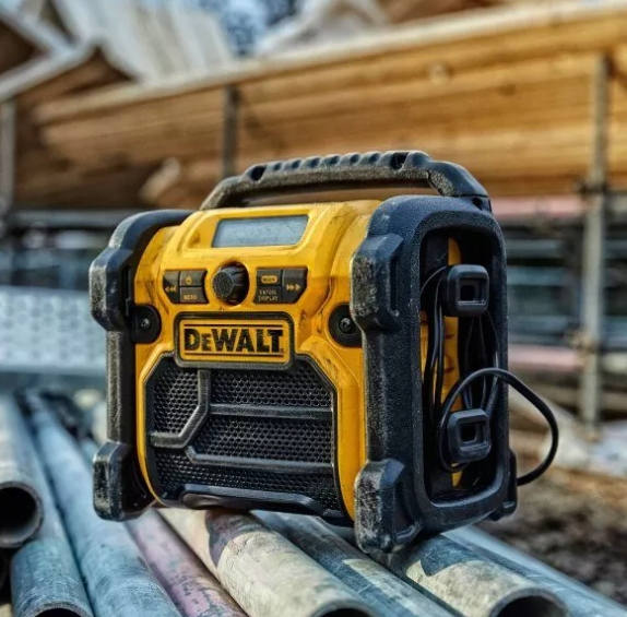 Kompaktowe radio DeWALT DCR019 FM AM AUX 18V / 230V Waga produktu z opakowaniem jednostkowym 3 kg