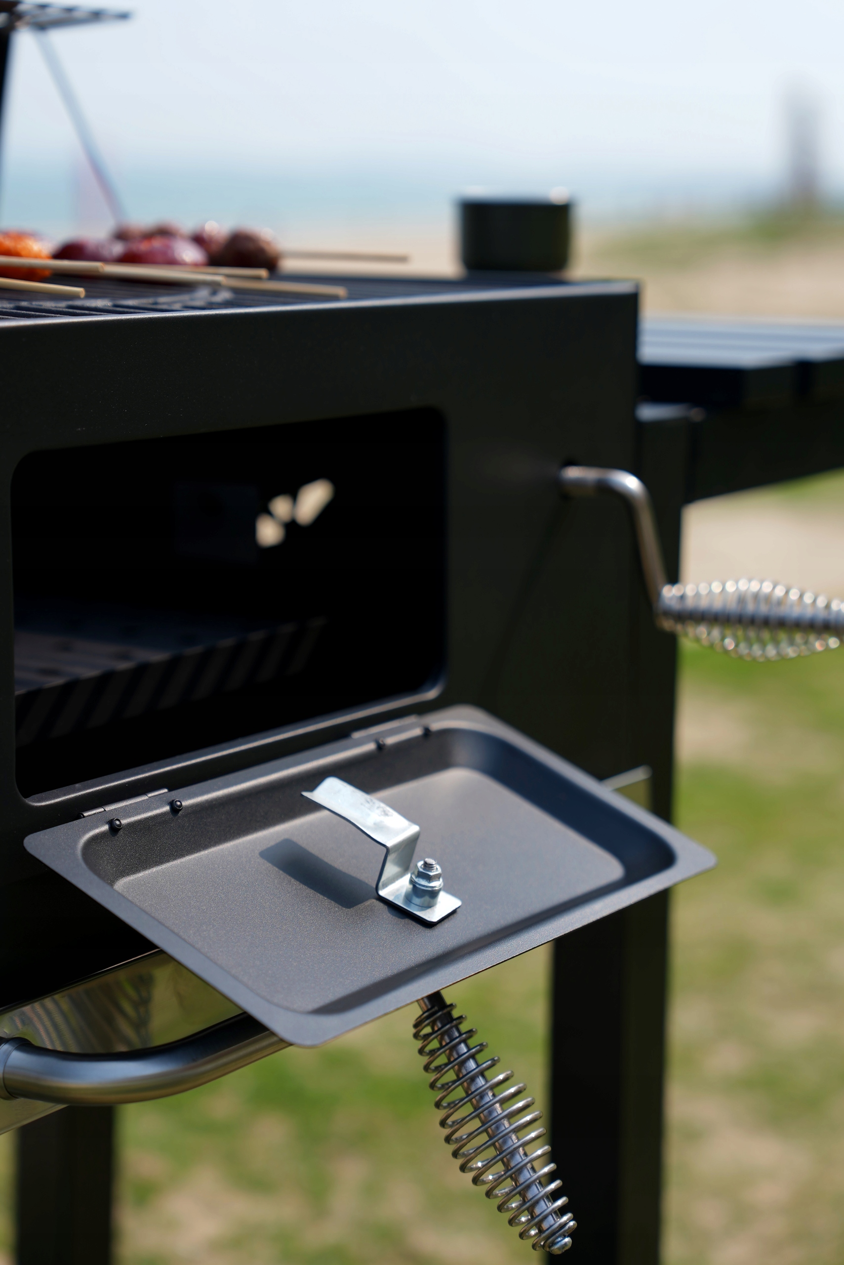 Grill Węglowy Ogrodowy Żeliwny Ruszt Duży Pokrywa Popielnik Termometr 136CM Producent Primaveo