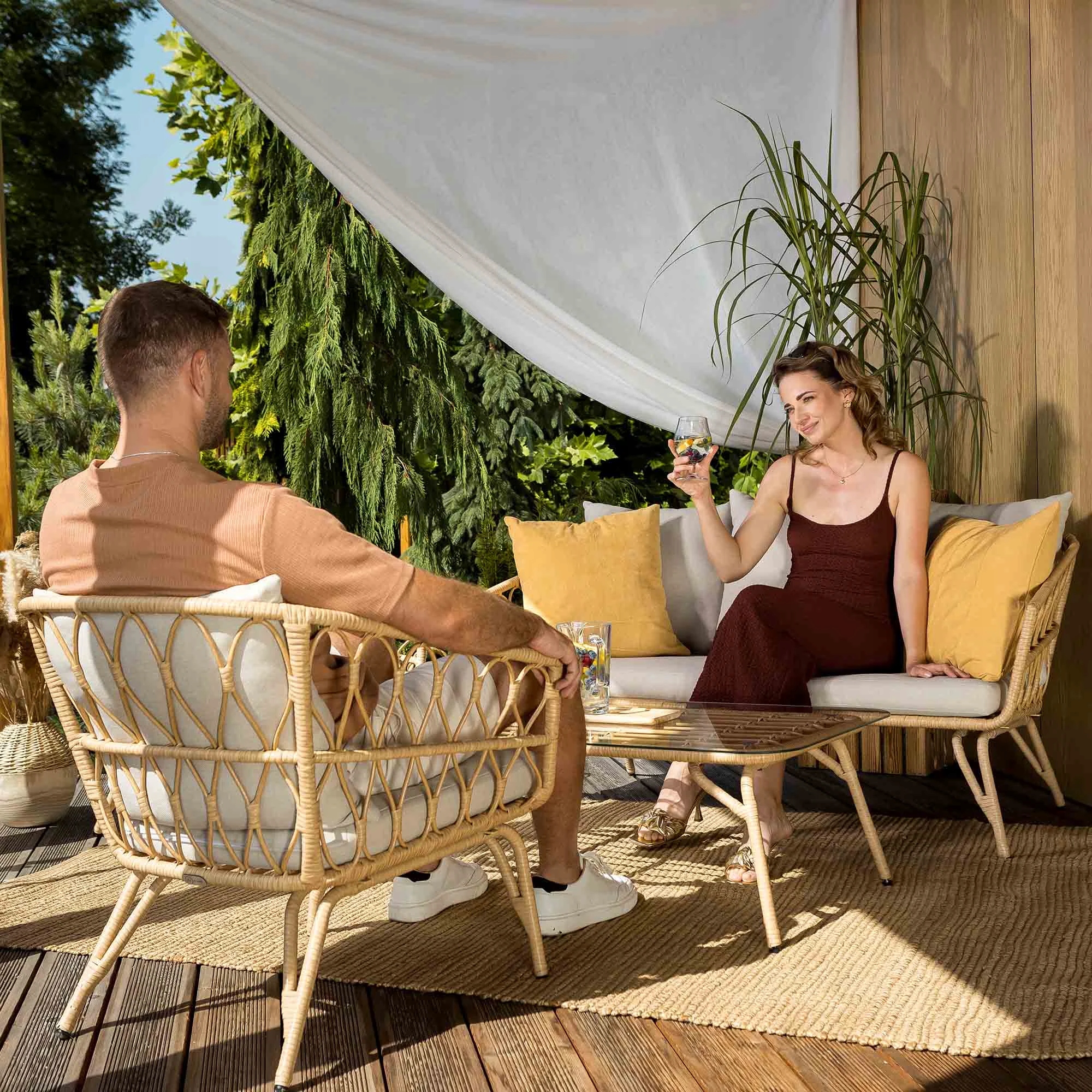 Zestaw Mebli Ogrodowych Teramo 5 osobowy Zestaw Stolik Sofa Fotele Kolor beżowy